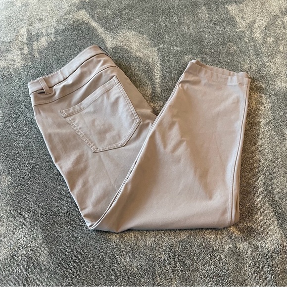 2024 Lululemon ABC Slim-Fit 5 Pocket Pant 30"L *Warpstreme
Asphalt Grey Size 36 - Picture 9 of 14